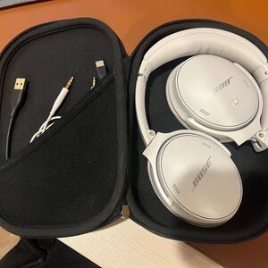 Bose Silver Wireless Headphones with Accessories